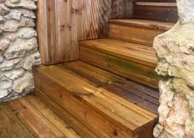 Installation de marches en bois en continuité d&rsquo;une terrasse