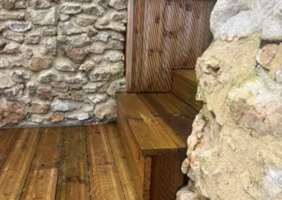 Marches en bois en continuité d'une terrasse