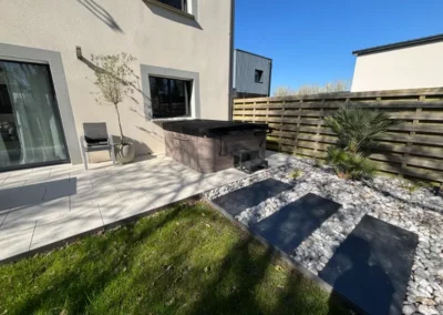 Installation d'une terrasse sur plots avec l'installation d'un Jacuzzi